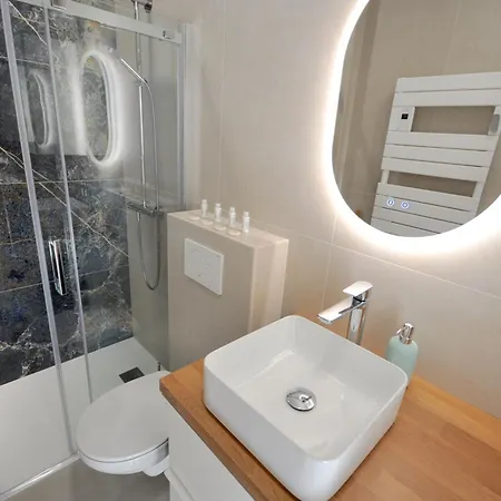 # Monaco - F1 Gp - 4 Persons - Sea View - New - Parking - Clim - Premium - And Sun * Menton