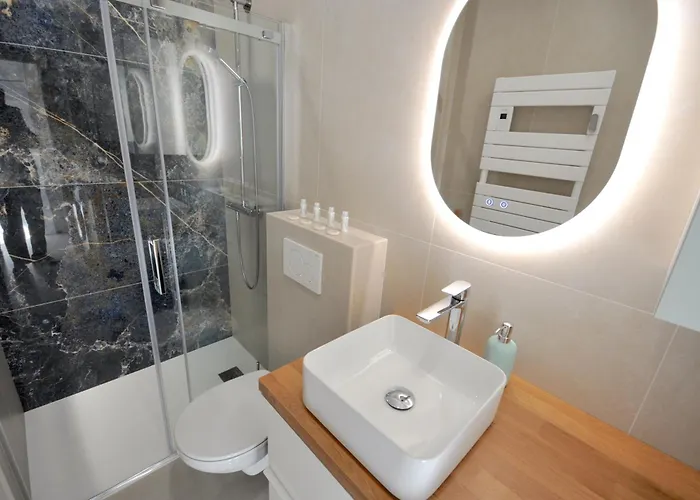 # Monaco - F1 Gp - 4 Persons - Sea View - New - Parking - Clim - Premium - And Sun * Menton